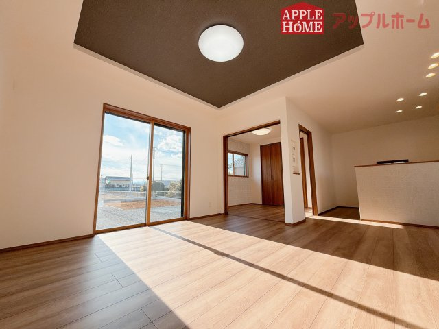 [新築住宅] 羽生市砂山 第1期 全20区画の居間・リビング|窓から差し込む光で家族を温かく包み込みます。明るいリビングで子育てする喜びを☆いつでも見学可能です！