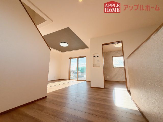[新築住宅] 羽生市砂山 第1期 全20区画の居間・リビング|広々リビング×対面キッチンで家族の会話も弾みます♪家族団らんの秘訣は間取りにあり☆夢のマイホームを一緒に叶えましょう！