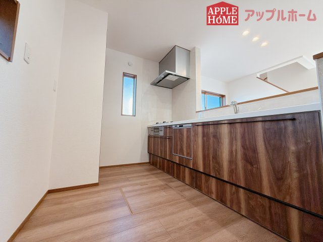 [新築住宅] 羽生市砂山 第1期 全20区画のキッチン|対面式キッチンは、家族のコミュニケーションを育み、子育て家族にも好適なプラン！リビングで寛ぐご家族をいつも感じられます♪会話を楽しみながら家事ができ、小さいお子様がいても安心です！