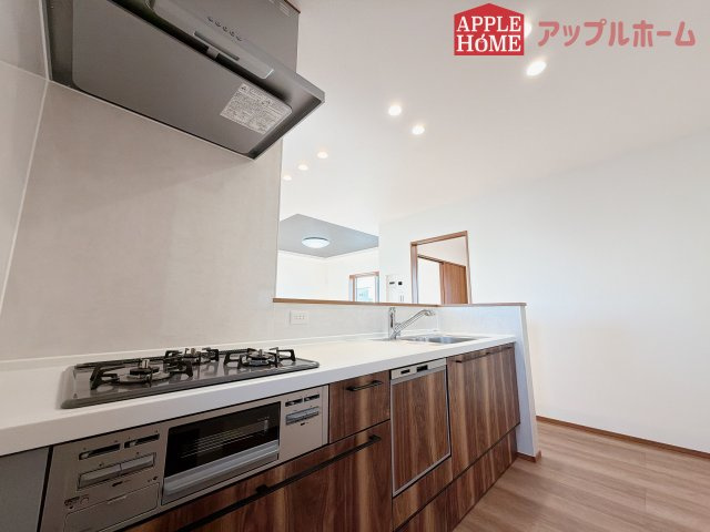 [新築住宅] 羽生市砂山 第1期 全20区画のキッチン|見栄えもよくお手入れもスムーズに出来ます。豊富な収納力もございますので、キッチンスペースをスッキリとお使い頂けそうです。
