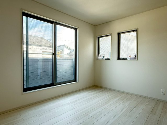 川越市南大塚4丁目　未入居一戸建て　7号棟の寝室|広くて明るい寝室