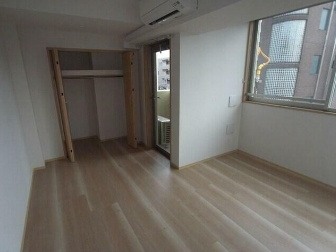 【居間・リビング】 | ラ・ヴィオレ東中野 | 9.7帖のきれいな洋室。