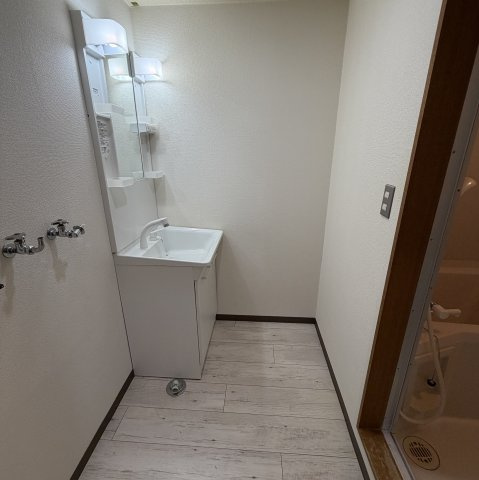 メゾンドホークの独立洗面台|独立洗面台、小物を置くことができて便利です