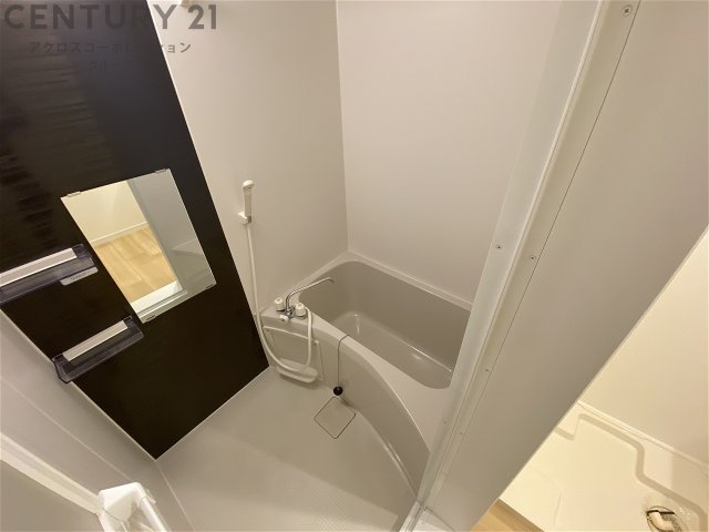 シンプルで機能的な浴室です