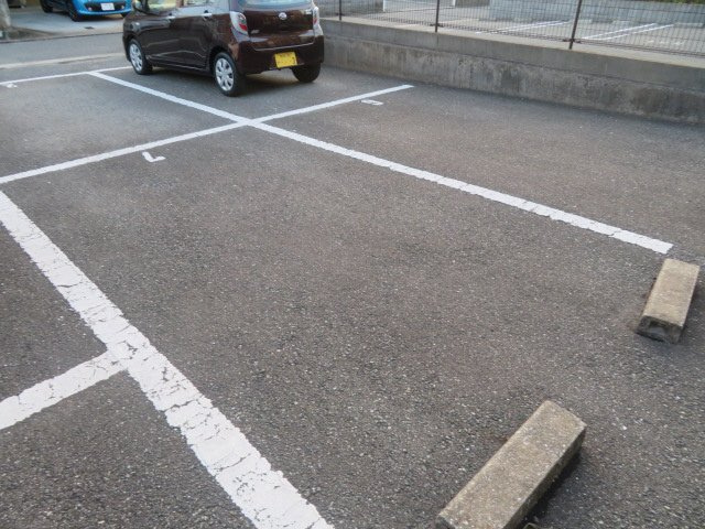 姫路市双葉町のハイツの駐車場
