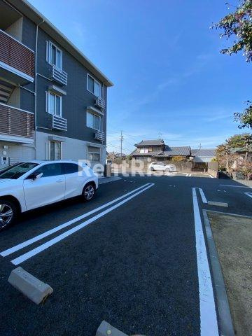 ヴィラ ウィステリアの駐車場