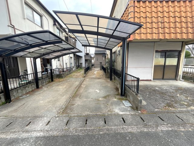 白鳥貸家の駐車場