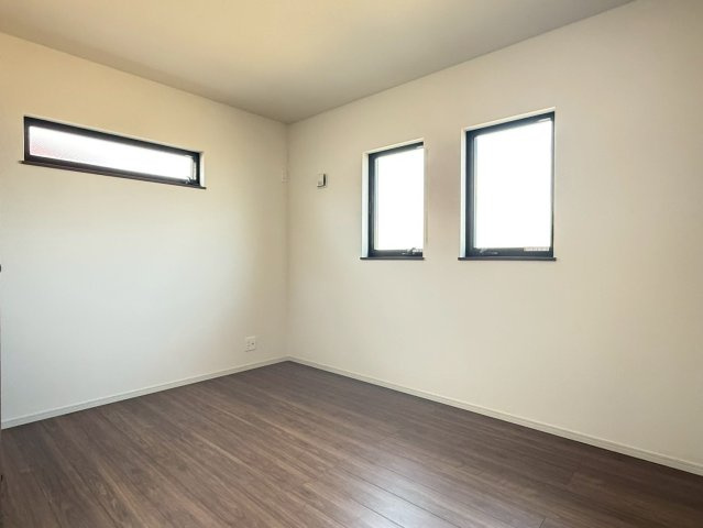 川越市南大塚4丁目　未入居一戸建て　17号棟の洋室|明るい洋室です