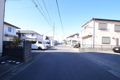 【前面道路含む現地写真】 | 青毛１丁目中古戸建 | 前面道路（西側方向）