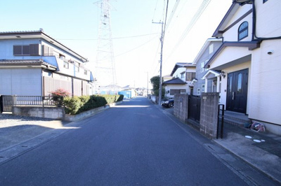 【前面道路含む現地写真】 | 青毛１丁目中古戸建 | 前面道路（西側方向）