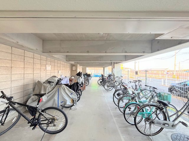コスモ戸塚パークスクエアの駐輪場|◆子育て世代のスタッフもいますので、お客様目線での物件選び、ご提案が可能です。お問い合わせいただきました物件以外も多数ご紹介させていただきます。