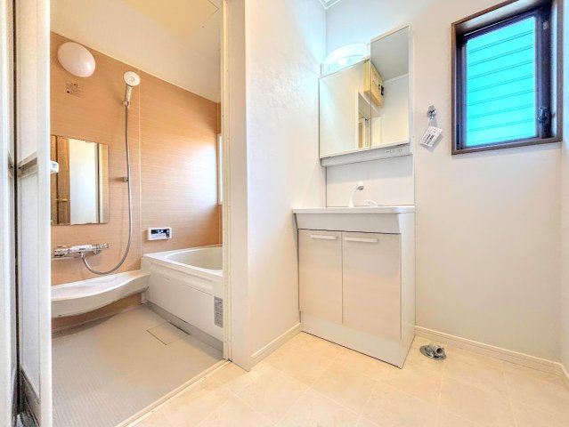 戸塚区南舞岡３丁目　中古戸建ての洗面所|◆毎日使う場所だから、機能的で使いやすさに配慮したパウダールーム。すっきりと使えるように収納も豊富にご用意しています。
