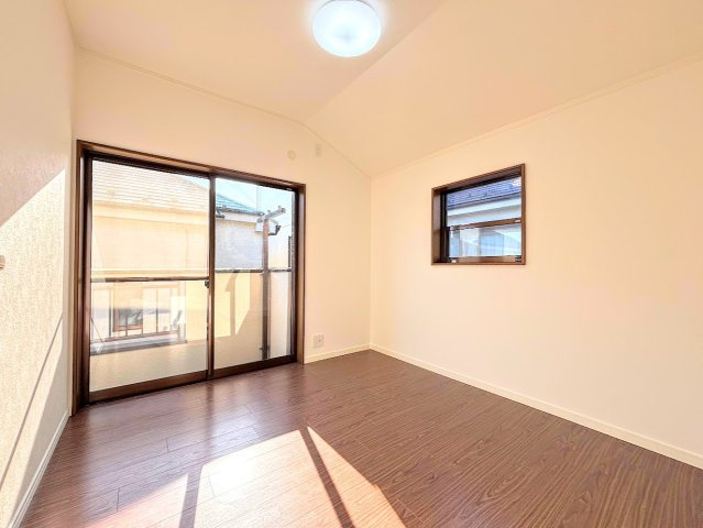 戸塚区南舞岡３丁目　中古戸建ての洋室|◆柔らかい陽光が差し込む明るいお部屋を演出する設計。彩光の取れる窓が気持ちの良いお部屋を創り上げます。
