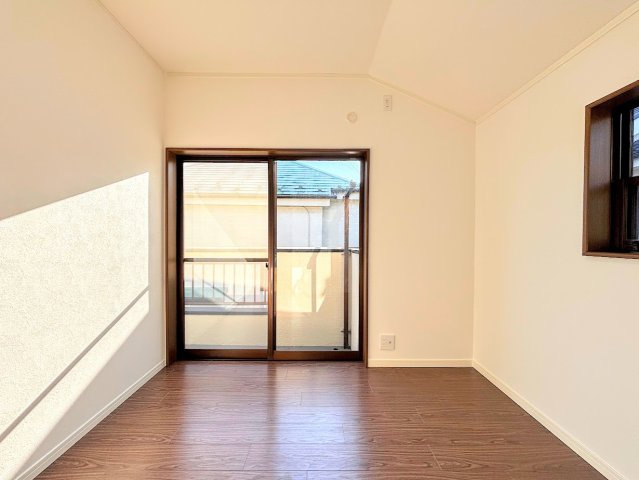 戸塚区南舞岡３丁目　中古戸建ての洋室|◆室内はいつも明るい印象なので気持ちの良い朝を迎えられます。各部屋にはクローゼットを完備しており、収納が多いお家はすっきりして快適空間です。
