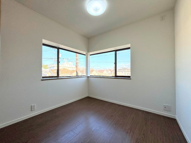 戸塚区南舞岡３丁目　中古戸建ての洋室|◆感性を育むプライベートルームはシンプルでスマートな空間。好みの空間で読書をしたり、音楽を聞いたりと一人の時間も充実したものにできます。
