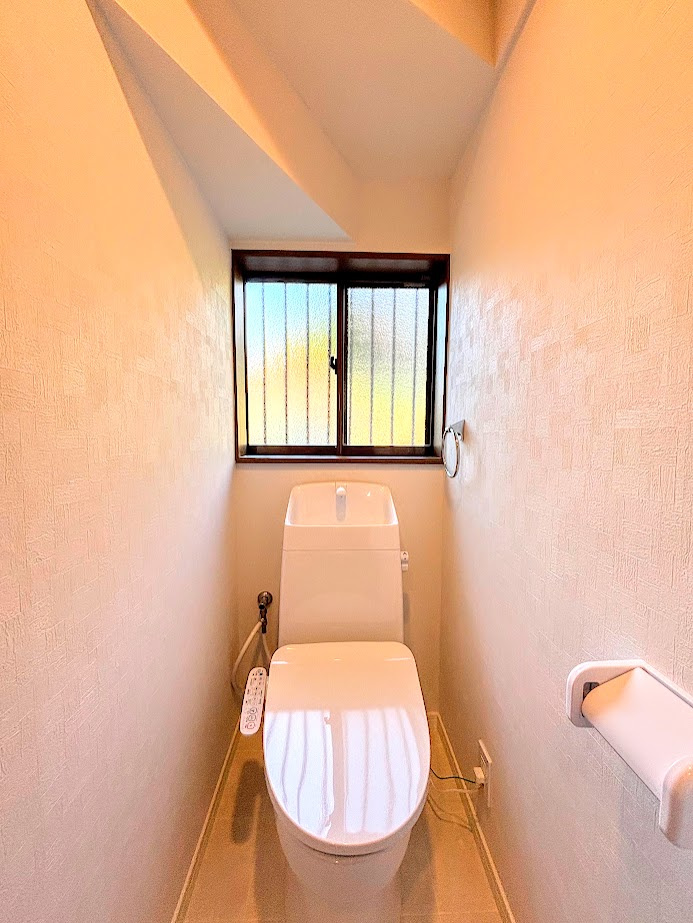 戸塚区南舞岡３丁目　中古戸建てのトイレ|◆清潔感のある白を基調とした落ち着ける空間。小窓をもうけていますので、こもりやすい空気の入れ替えも簡単に行えますね！
