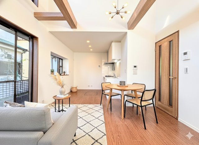 戸塚区南舞岡３丁目　中古戸建ての居間・リビング|◆リフォーム済みでのお引渡しなので、即ご入居可能です。家具の配置や色など決めやすくスムーズにお引越しできます。（家具はイメージです）