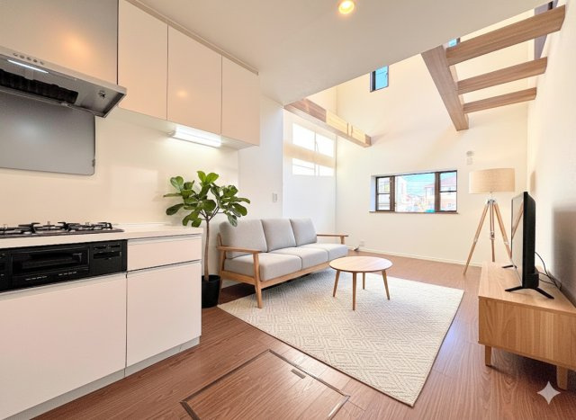 戸塚区南舞岡３丁目　中古戸建てのキッチン|◆キッチンからダイニングやリビングが見渡せるキッチン。料理をしながら家族とコミュニケーションをとれるだけでなく、大きな開放感も得られることができます。（家具はイメージです）