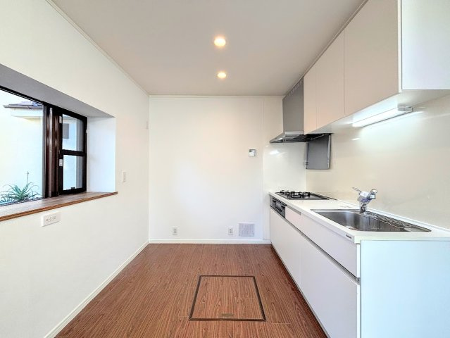 戸塚区南舞岡３丁目　中古戸建てのキッチン|◆デザイン性と機能性を兼ね備えたキッチンです。リビングスペースとの一体感が生まれ、広々空間を演出してくれます。
