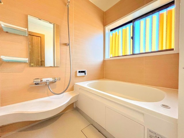 戸塚区南舞岡３丁目　中古戸建ての浴室|◆お子様と一緒にバスタイムを楽しめる広々空間。浴室乾燥機付で心地よいバスタイムを実現します。
