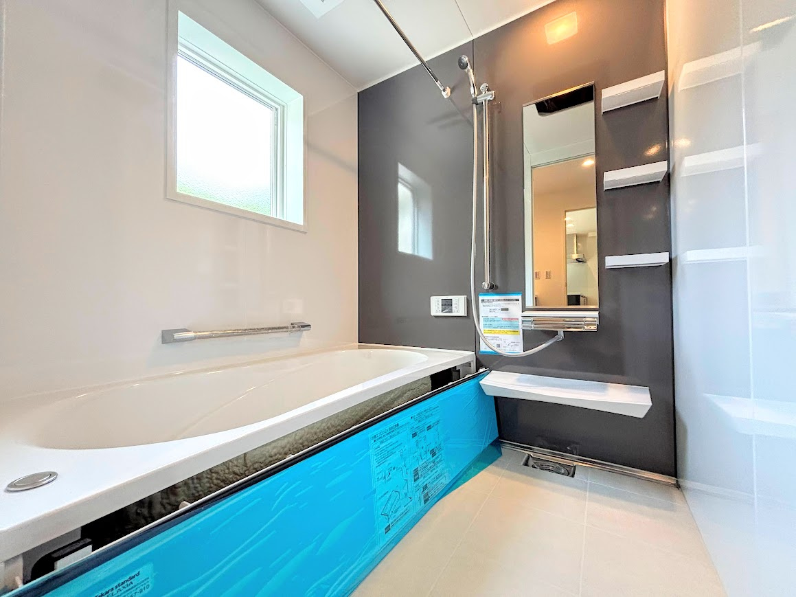 保土ヶ谷区法泉３丁目　新築戸建てのその他|［モデルハウス］◆お子様と一緒にバスタイムを楽しめる広々空間。浴室乾燥機付で心地よいバスタイムを実現します。
