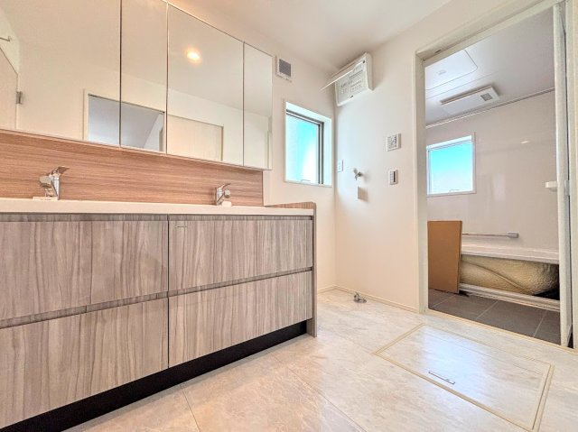 保土ヶ谷区法泉３丁目　新築戸建てのその他|［モデルハウス］◆毎日使う場所だから、機能的で使いやすさに配慮したパウダールーム。すっきりと使えるように収納も豊富にご用意しています。
