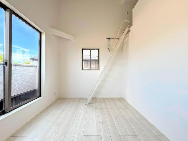 保土ヶ谷区法泉３丁目　新築戸建てのその他|［モデルハウス］◆室内はいつも明るい印象なので気持ちの良い朝を迎えられます。各部屋にはクローゼットを完備しており、収納が多いお家はすっきりして快適空間です。
