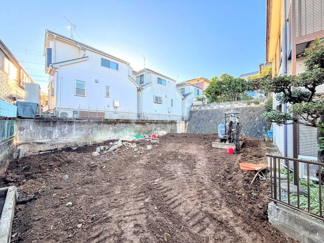 保土ヶ谷区法泉３丁目　新築戸建ての外観|◆堂々たる趣ながら、主張し過ぎずどこか余裕を感じさせるシャープなフォルムで佇む邸宅は、晴天の空と照らし合わせる事で、本来あるべき完成形の姿を見せてくれます。
