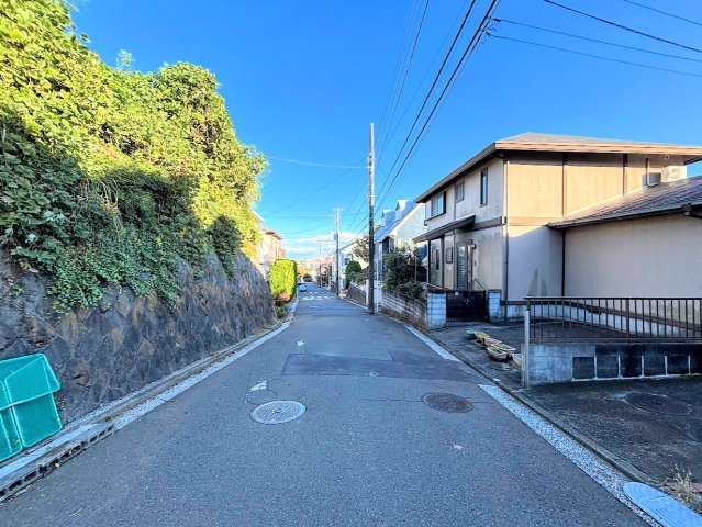 保土ヶ谷区法泉３丁目　新築戸建ての前面道路含む現地写真|◆前面道路も幅員があり車の運転も安心！前面道路は閑静な住宅地。車通りの少ない道路です。お子様にも安心です。