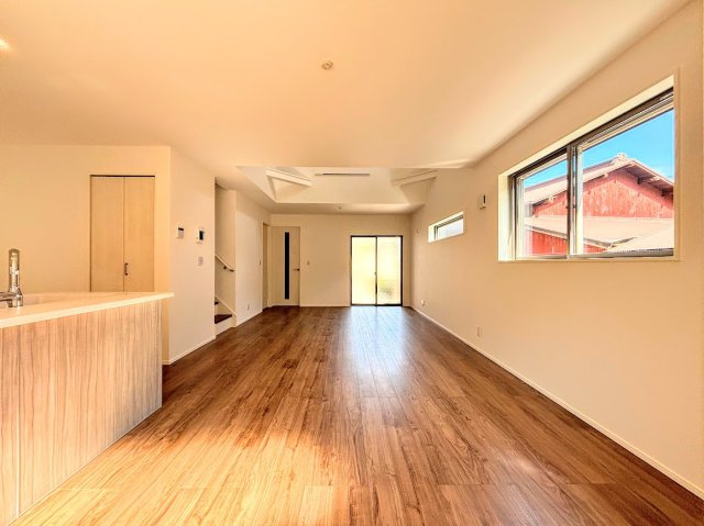 保土ヶ谷区法泉３丁目　新築戸建てのその他|［モデルハウス］◆家族で食卓を囲むダイニングスペースと、ソファでゆったりくつろぐリビングスペースがしっかり区切られているので家具の配置や用途を使いわけしやすいです。
