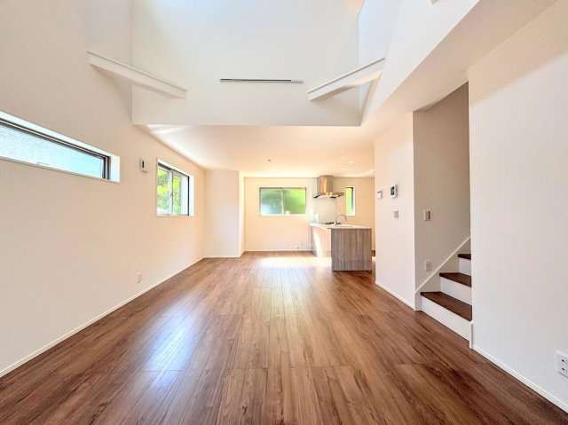 保土ヶ谷区法泉３丁目　新築戸建てのその他|［モデルハウス］◆一家だんらんのスペースとなるＬＤＫ。窓から明るい光が差し込み、思わず家族の会話も弾む快適な空間。
