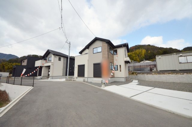 利松三丁目の前面道路含む現地写真|前面道路は広く、交通量も少ない為駐車楽々です