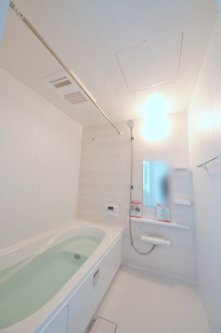 利松三丁目の浴室|人気の換気乾燥暖房機付き。１坪タイプの大きなバスルームなので足を伸ばしてゆっくり湯船につかることができます