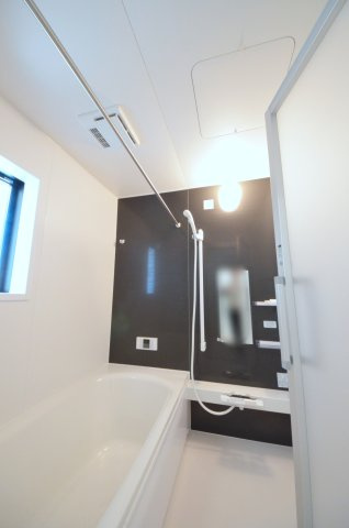 五日市中央五丁目の浴室|人気の換気乾燥暖房機付き。１坪タイプの大きなバスルームなので足を伸ばしてゆっくり湯船につかることができます