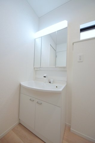 五日市中央五丁目の独立洗面台|清潔感あふれるシャワー付洗面台と洗面室。余裕のスペース。窓もあり明るく通気も良いです