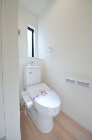 五日市中央五丁目のトイレ|窓のある明るいトイレ
勿論ウォシュレット付きです