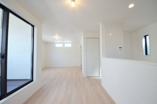 五日市中央五丁目の居間・リビング|南向きの広く明るいリビング空間。オープンタイプの対面式キッチンでリビングが隅まで見渡せます。キッチンにいながら小さなお子様にも目が届き安心です。