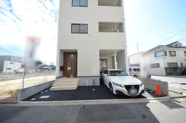 五日市中央五丁目の駐車場|前面道路は交通量が少なく駐車楽々
車種により駐車2台可能です