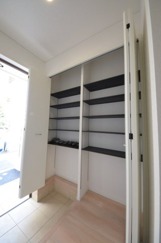 五日市中央五丁目の和室|広い玄関収納