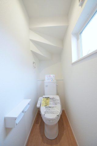五月が丘一丁目のトイレ|窓のある明るいトイレ
勿論ウォシュレット付きです