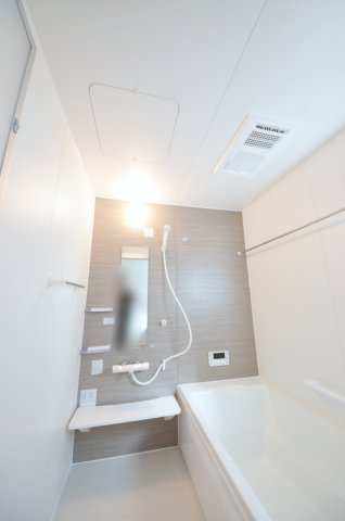 五月が丘一丁目の浴室|人気の換気乾燥暖房機付き。１坪タイプの大きなバスルームなので足を伸ばしてゆっくり湯船につかることができます