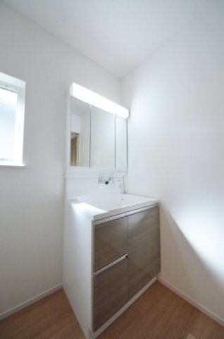 五月が丘一丁目の独立洗面台|清潔感あふれるシャワー付洗面台と洗面室。余裕のスペース。窓もあり明るく通気も良いです