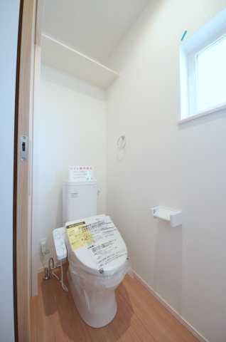 五月が丘一丁目のトイレ|窓のある明るいトイレ
勿論ウォシュレット付きです