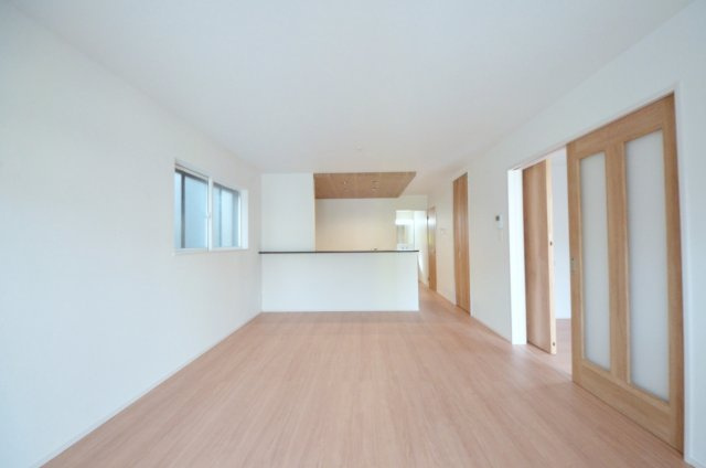 五月が丘一丁目の居間・リビング|広く明るいリビング空間。オープンタイプの対面式キッチンでリビングが隅まで見渡せます。キッチンにいながら小さなお子様にも目が届き安心です。