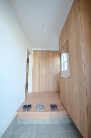 五月が丘一丁目の玄関|玄関には大容量の収納スペース有
玄関周りの収納も充実しています