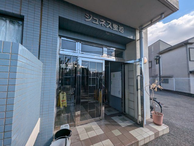 ジュネス蛍池のエントランス