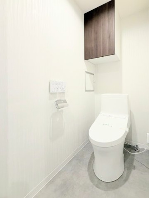 【トイレ】 | グリーンヒル鴨志田東 | ◆清潔感のある白を基調とした落ち着ける空間。小窓をもうけていますので、こもりやすい空気の入れ替えも簡単に行えますね！