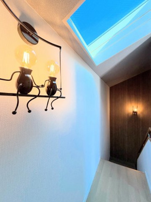 【内装】 | グリーンヒル鴨志田東 | ◆気分の上がる天窓付きのお洒落な階段♪日常をいろどり豊かなものにしてくれます。