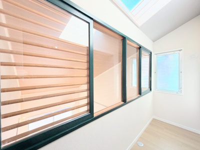 【洋室】 | グリーンヒル鴨志田東 | ◆室内はいつも明るい印象なので気持ちの良い朝を迎えられます。各部屋にはクローゼットを完備しており、収納が多いお家はすっきりして快適空間です。