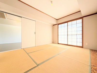 【和室】 | グリーンヒル鴨志田東 | ◆柔らかい陽光が差し込む明るいお部屋を演出する設計。彩光の取れる窓が気持ちの良いお部屋を創り上げます。